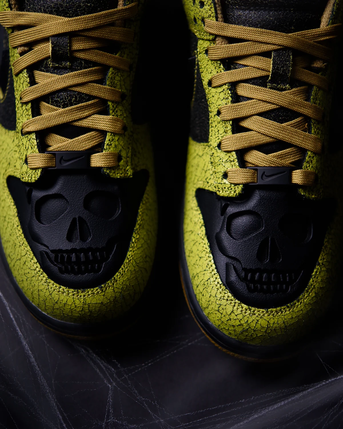 dunk-low-retro-qs-halloween-hv6103-300-dead-stock-02.jpg-2560x.png
