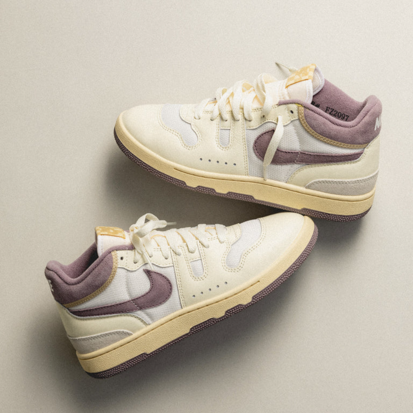 pNzKonscR2hWnp8ivUx3_FZ2097-102-Nike-Attack-Sail-Taupe-Grey-Coconut-Milk-sm-1_768x768_crop_center (1).png