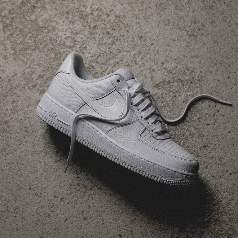 DAANferLh5kl2u702eP5_HF2893-100-Nike-Air-Force-1-07-LX-White-White-White-sm-2_768x768_crop_center.png