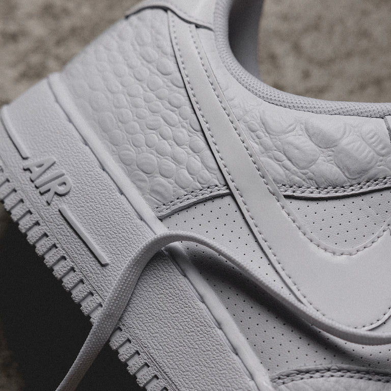 A7Dey4GkjcJ5irkm2rFw_HF2893-100-Nike-Air-Force-1-07-LX-White-White-White-sm-3_768x768_crop_center.png