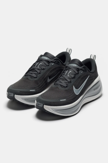 NOTRE-CHICAGO-Nike-VomeroPlusSneakerinAnthracite-WolfGrey-SummitWhite-HV8150-008-195800_900x1350_crop_center.png