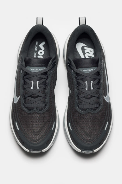 NOTRE-CHICAGO-Nike-VomeroPlusSneakerinAnthracite-WolfGrey-SummitWhite-HV8150-008-195802_900x1350_crop_center.png