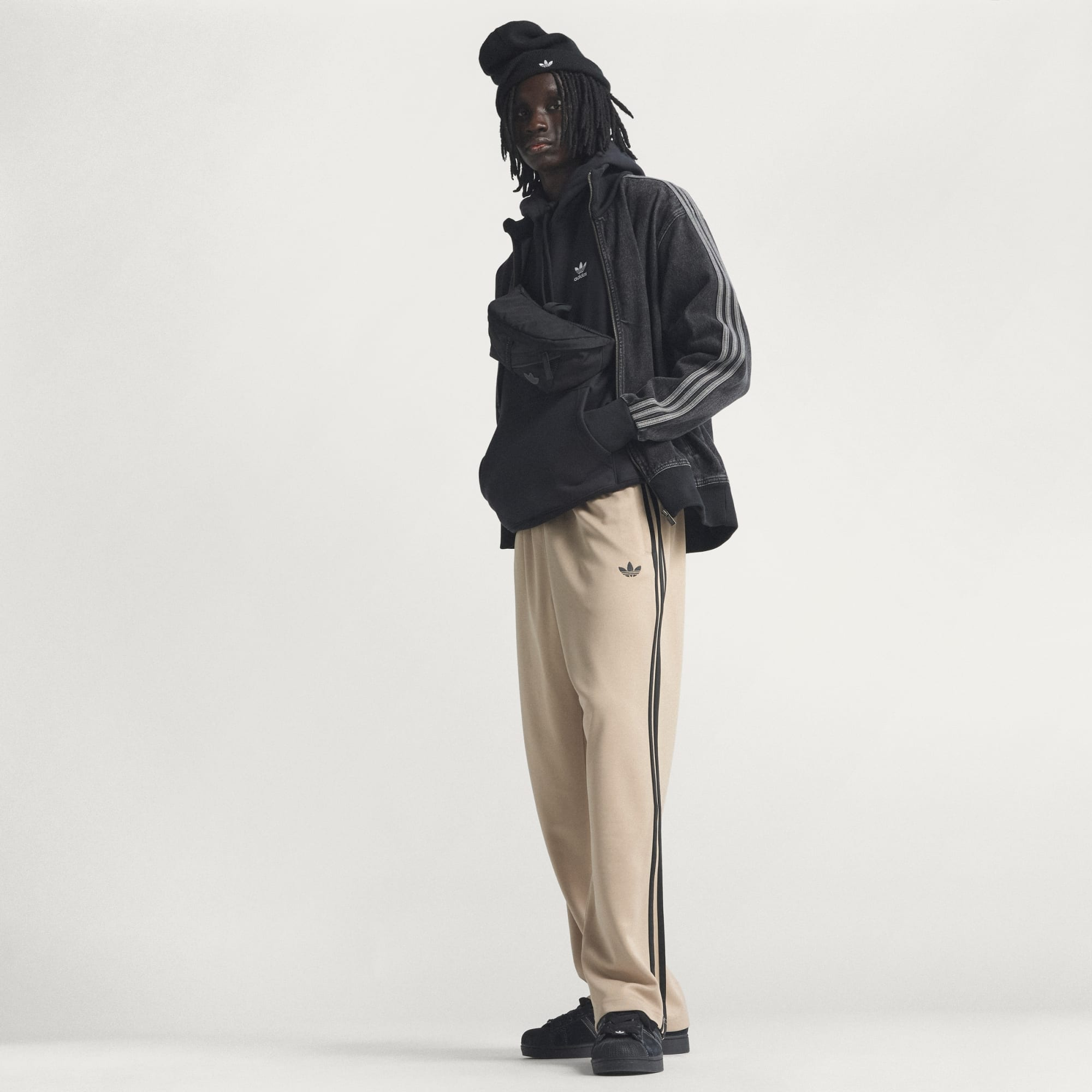 ADICOLOR_LOOSE_TRACKPANTS_Beige_KC8527_HM1.png
