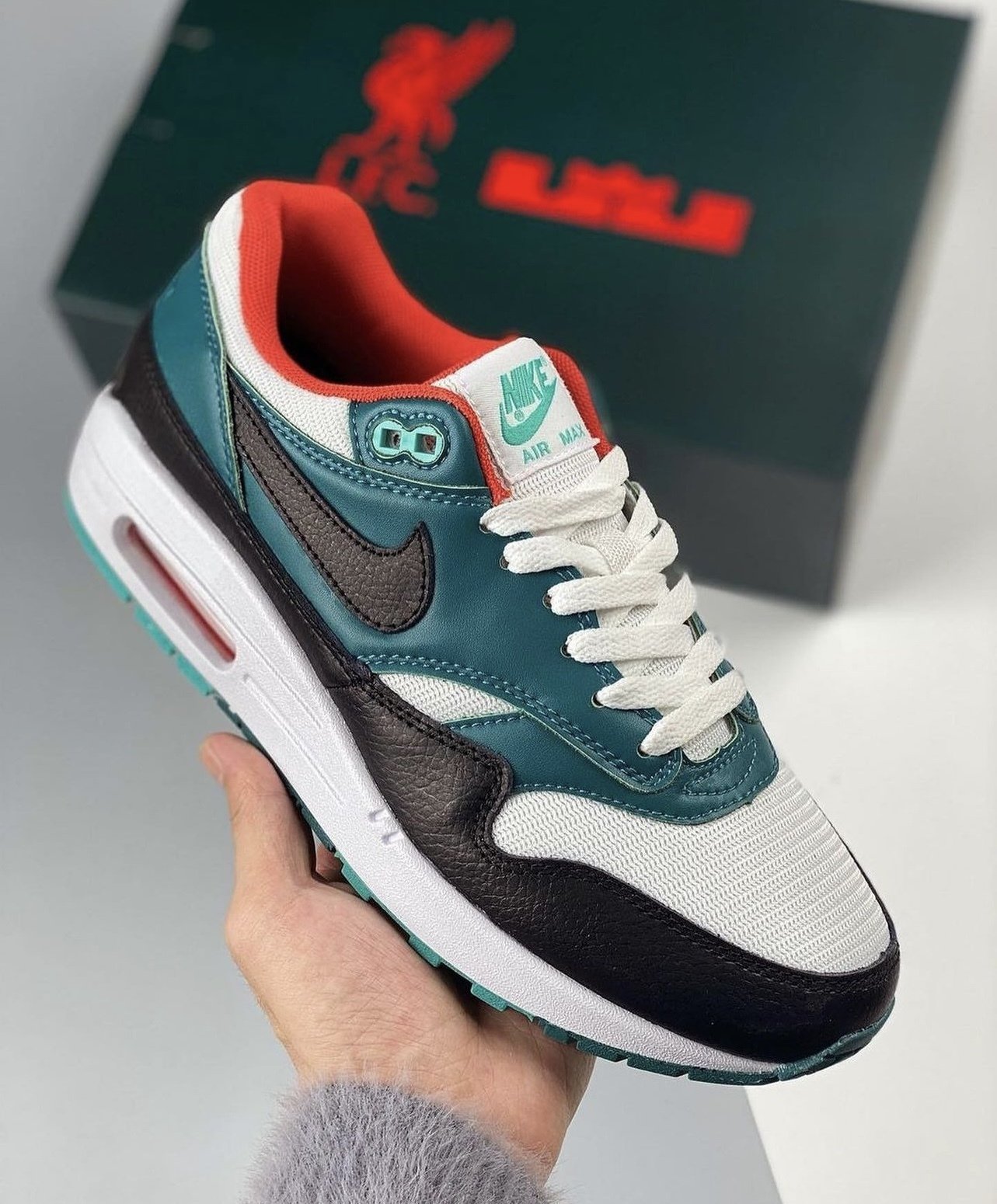Lebron air max 1 sales