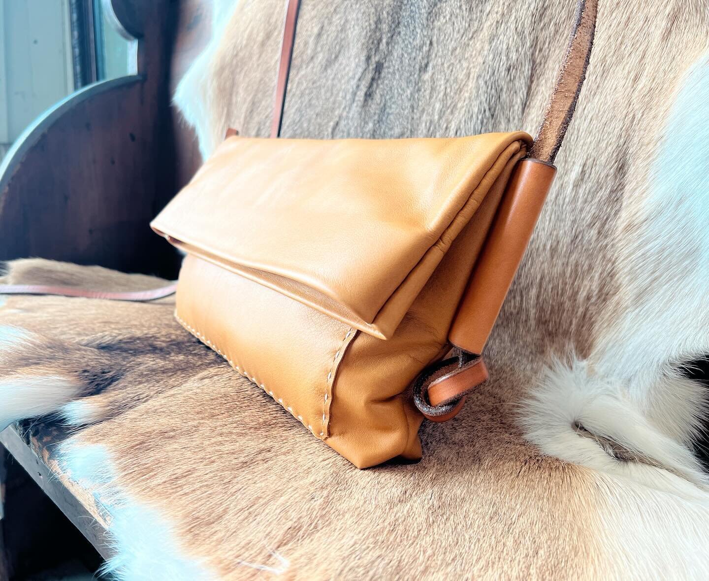 Fold-over. 
Butter.
Soft.
#Mauclereleather #Mauclere #provincetown #foldover #handstitched #handmade #knotstrap #crossbody #leathergoods #leatherbag #leathershop #buttersoftleather #butter #buttersoft