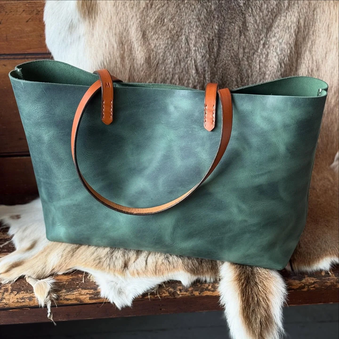 The Forest Green Weekend Tote is back on the shelf! My best seller in the most popular color. Stop in Thursday through Monday 10 to 4 all our new inventory🤗. #mauclereleather #mauclere #tote #forestgreenleather #forestgreen #weekendtote #totebag #gr