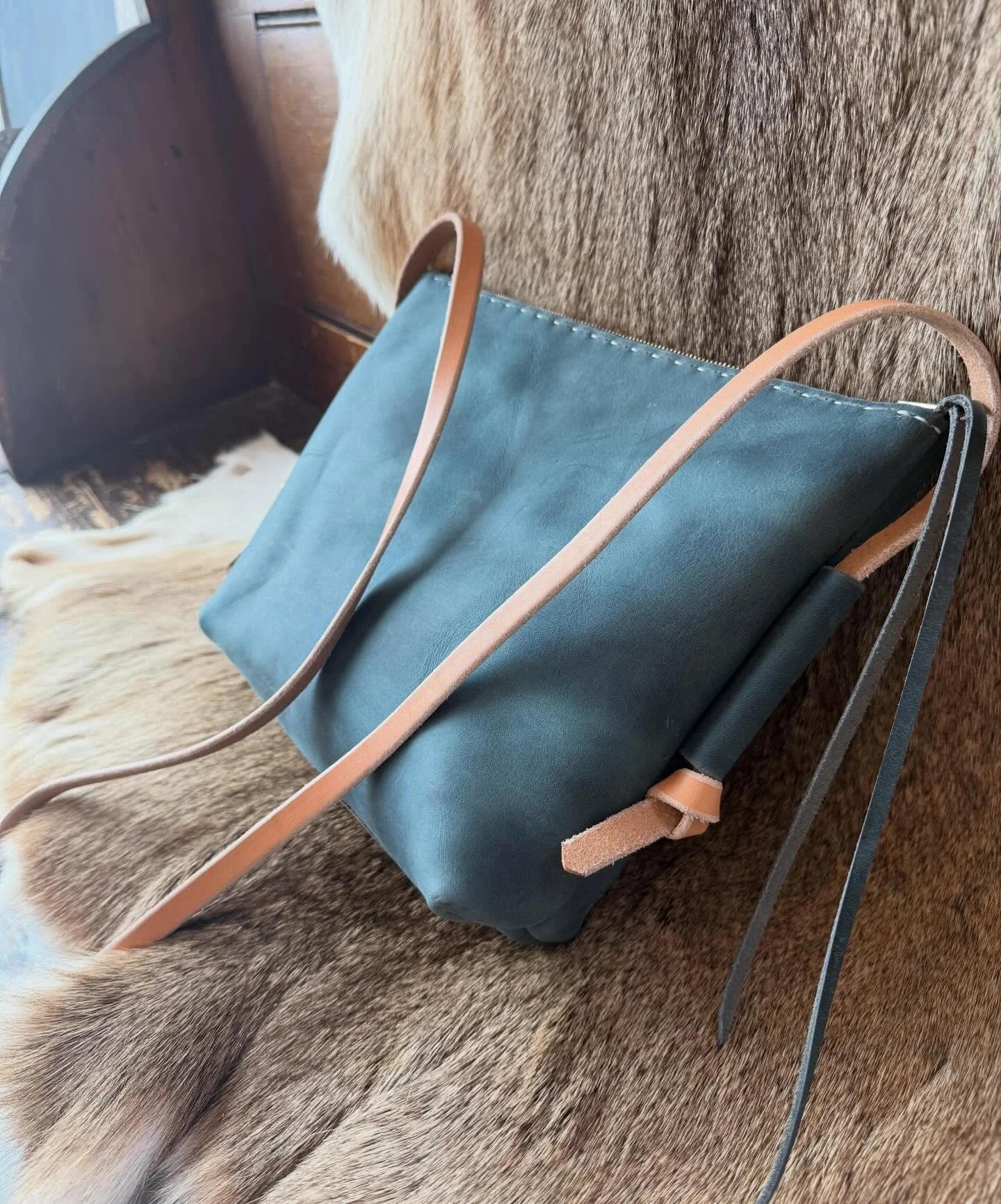 The Stormy Blue Knot Bag with a natural English Bridle strap. Perfect size, zipper closure, inside pocket, and adjustable strap. Also, this color combination is🔥. #mauclereleather #mauclere #provincetown #handstitched #knotbag