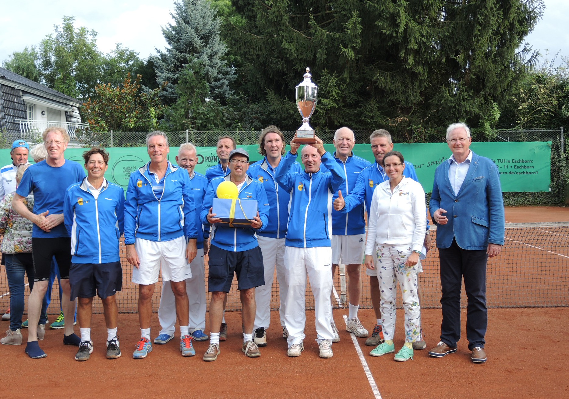 Die Herren 55 von tennis 65 eschborn sind Deutscher Meister: v.l.n.r. Heilpraktiker und Faszientherapeut Detlef Licht, Daniel Waldman, Klaus Liebthal, Pedro Herda, Rolf Henn, Team-Captain Heinz-Peter Greven, Joachim Tribisch, Peter Pardatscher, Leon Naude, Manfred Jungnitsch, Vorsitzende Barbara Wehner-Krause sowie Bürgermeister Mathias Geiger. (nicht mit auf dem Foto: Jaromir Zivnicek)