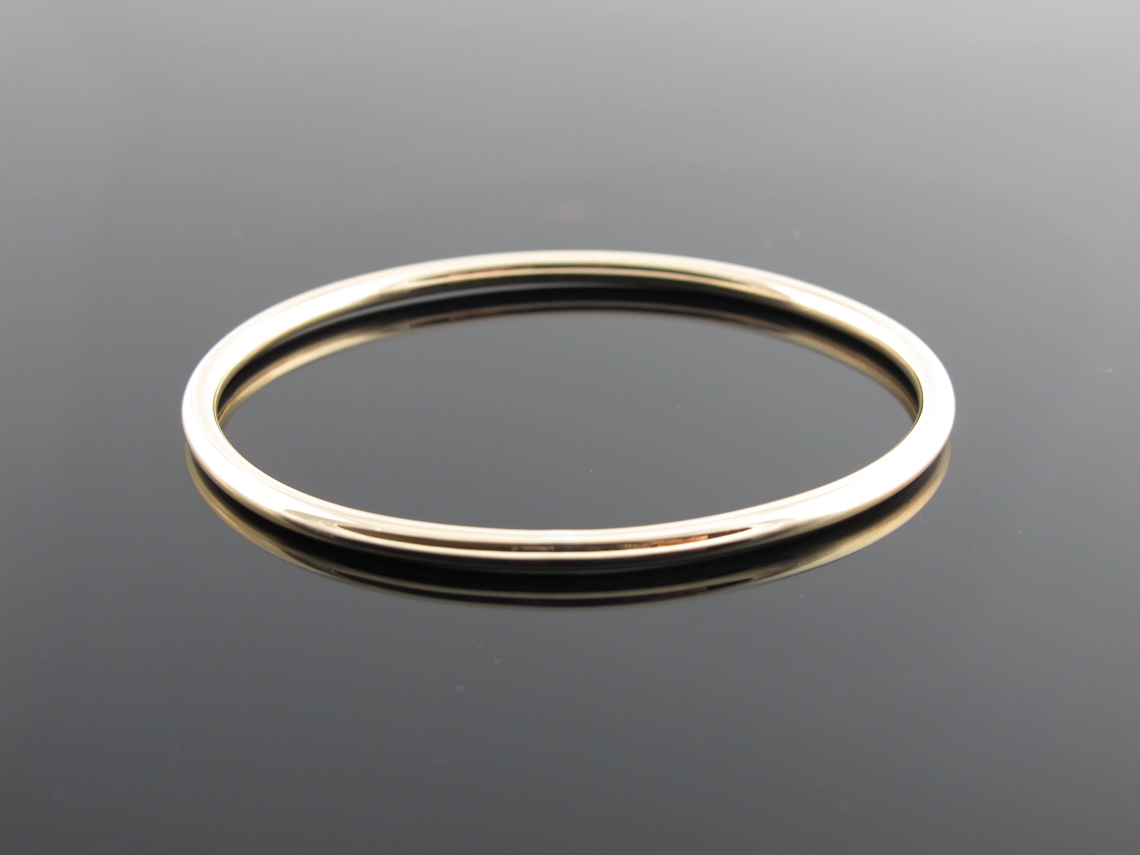 Recycled yellow gold bangle