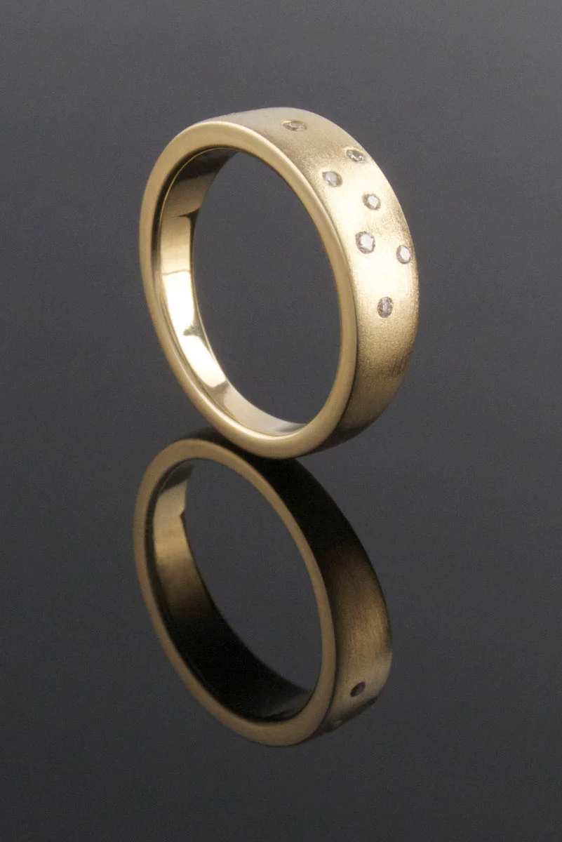 Punch set tapering recycled yellow gold smatte-ring