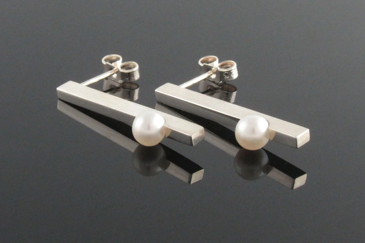 Silver bar earring with freshwater pearl inset