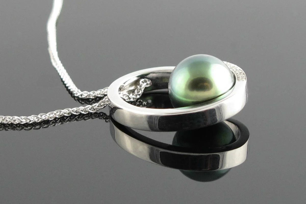 White gold and tahitian pearl pendant
