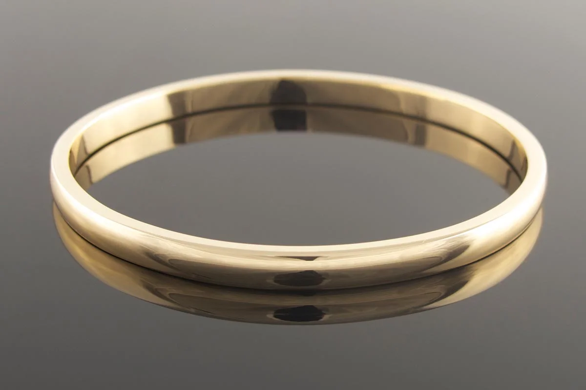 D-shaped yellow gold bangle
