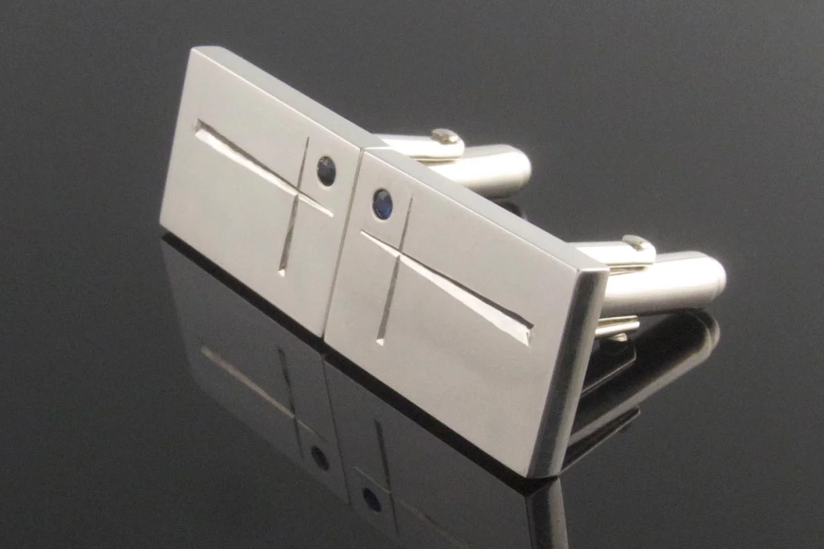 Engraved rectangular siver cufflinks with sapphire detail