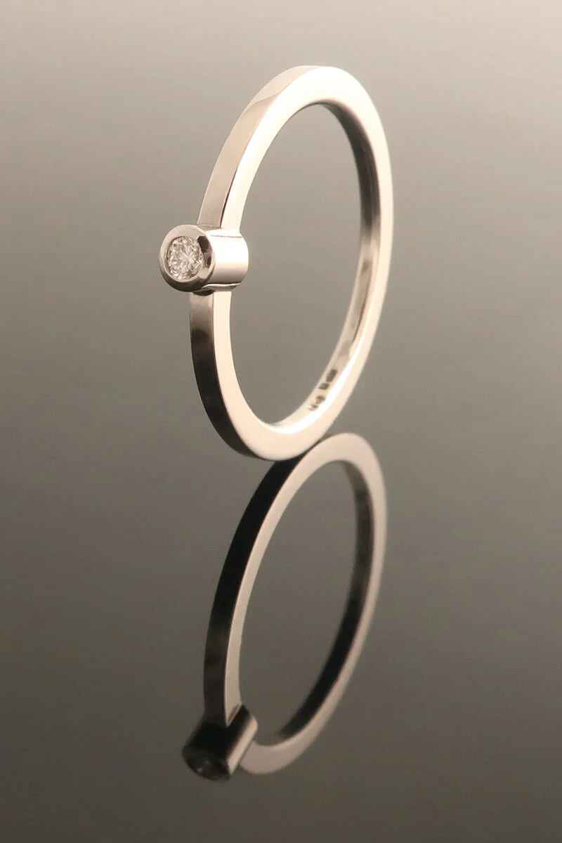 Diamond stacking ring in platinum