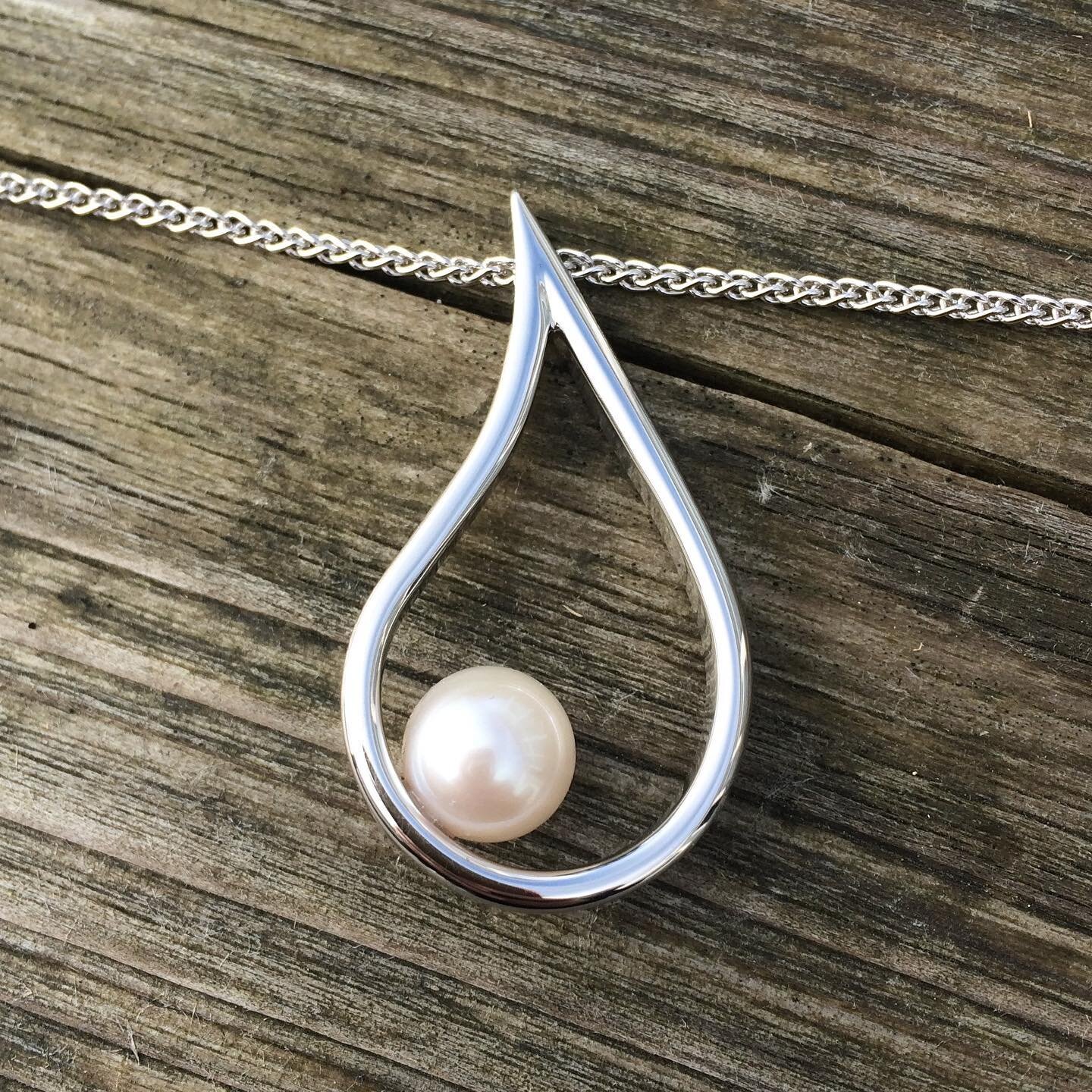 Can't believe I hadn't shared this white gold teardrop shaped pearl pendant before now! I was commissioned by the loveliest lady in Dorset to create a piece to mark thirty years of marriage.⁠⠀
⁠⠀
Swipe to read what she had to say about her piece⁠.⠀
⁠