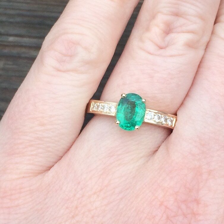 A spot of transformation this morning with a four claw emerald ring made using two sentimental gold rings. This piece was commissioned for Jennifer's mum using her engagement ring and a ring her husband had for going out dancing back in the day! Can 