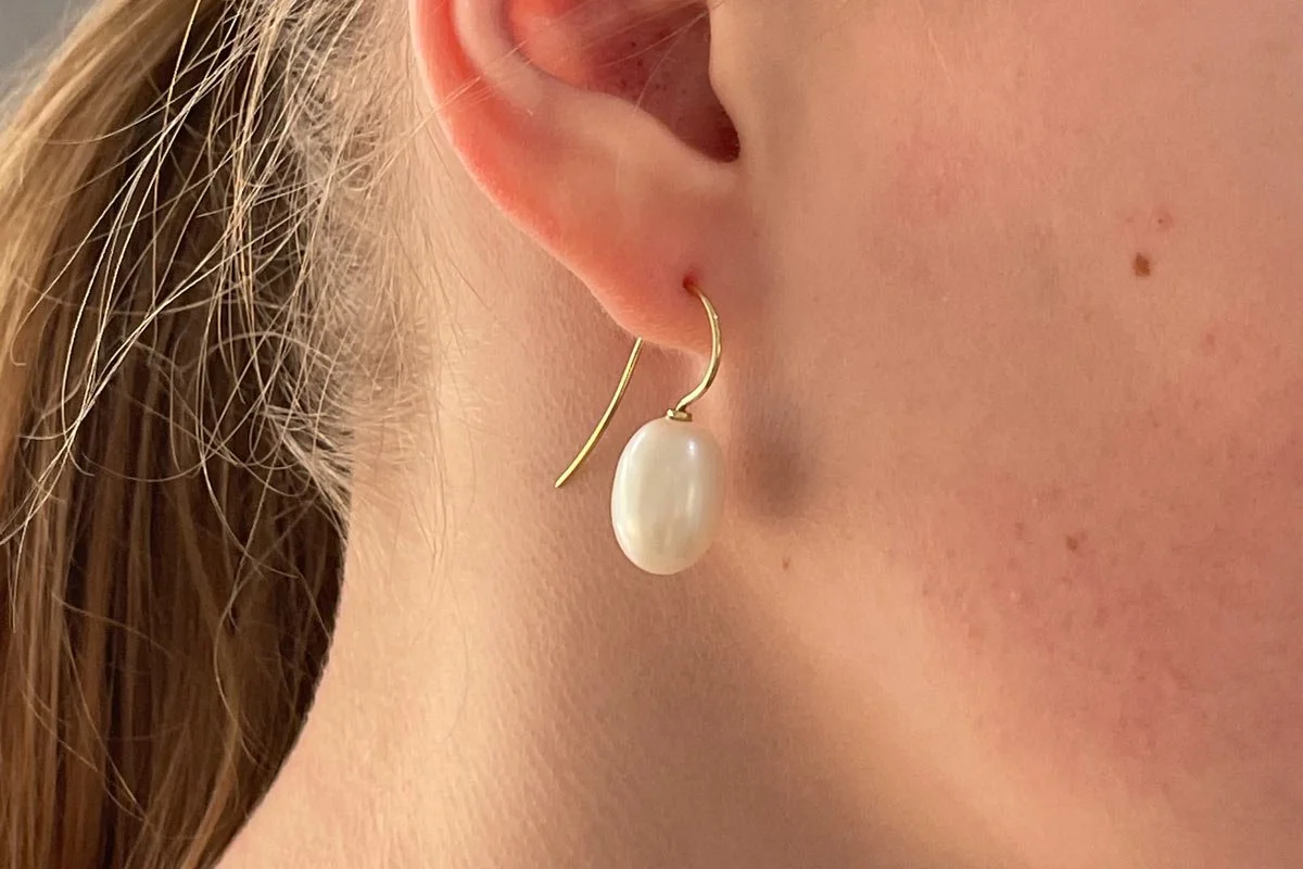 18ct yellow gold stem cream fresh water pearl earring 14x10mm