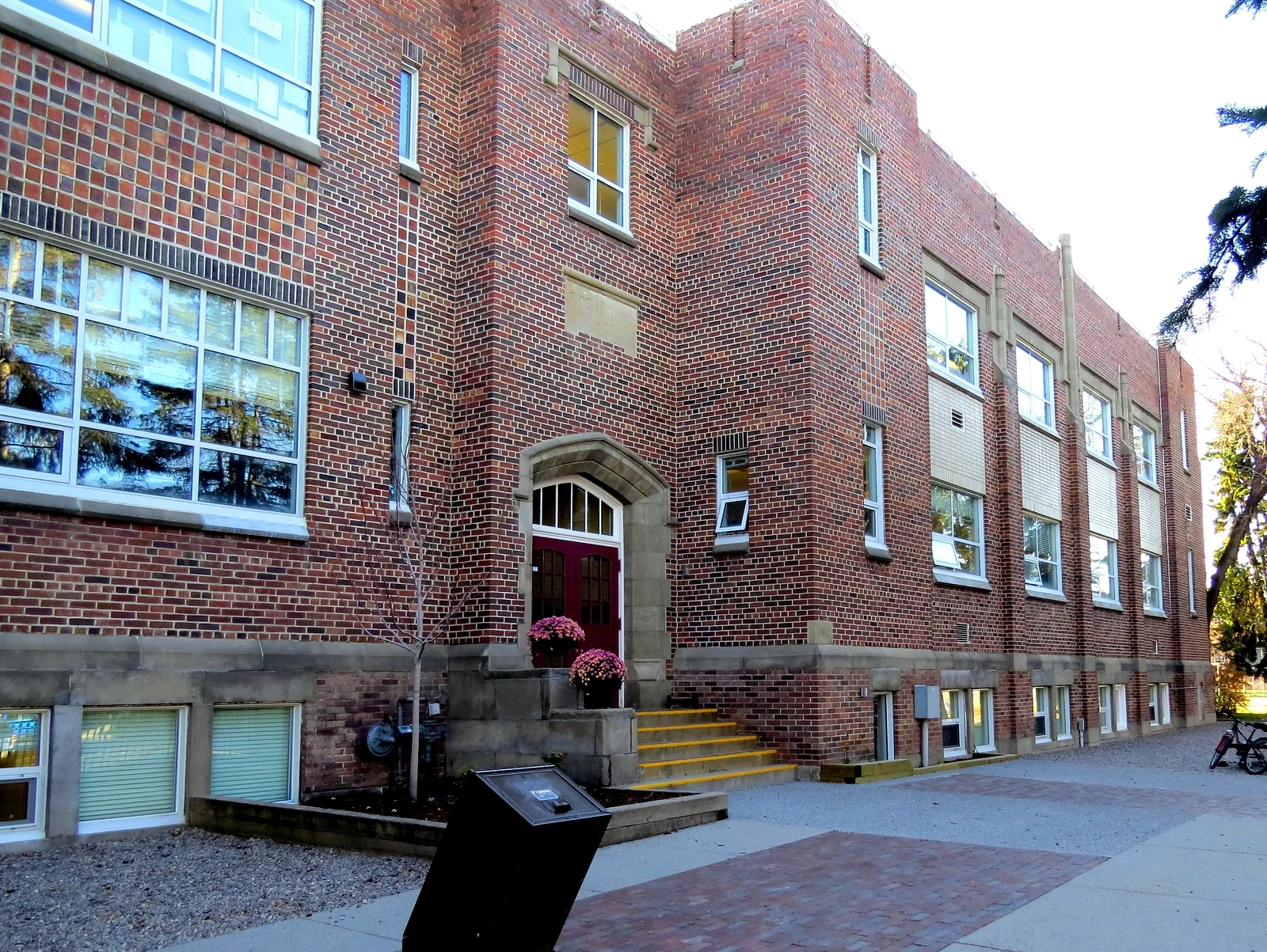  &nbsp; &nbsp; &nbsp; &nbsp; &nbsp; &nbsp; &nbsp; &nbsp; &nbsp; &nbsp; Rideau Park School 