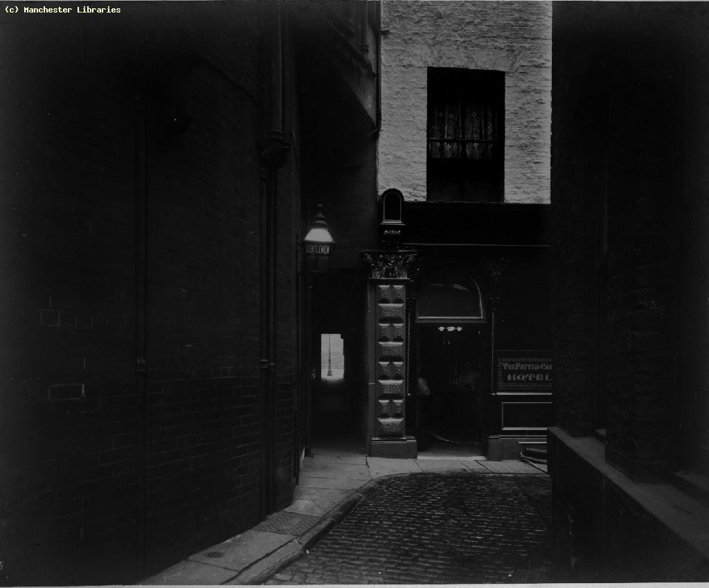 Props to the best named alley way - Pie Entry, off Cromford Court, 1910 ( Manchester Libs )