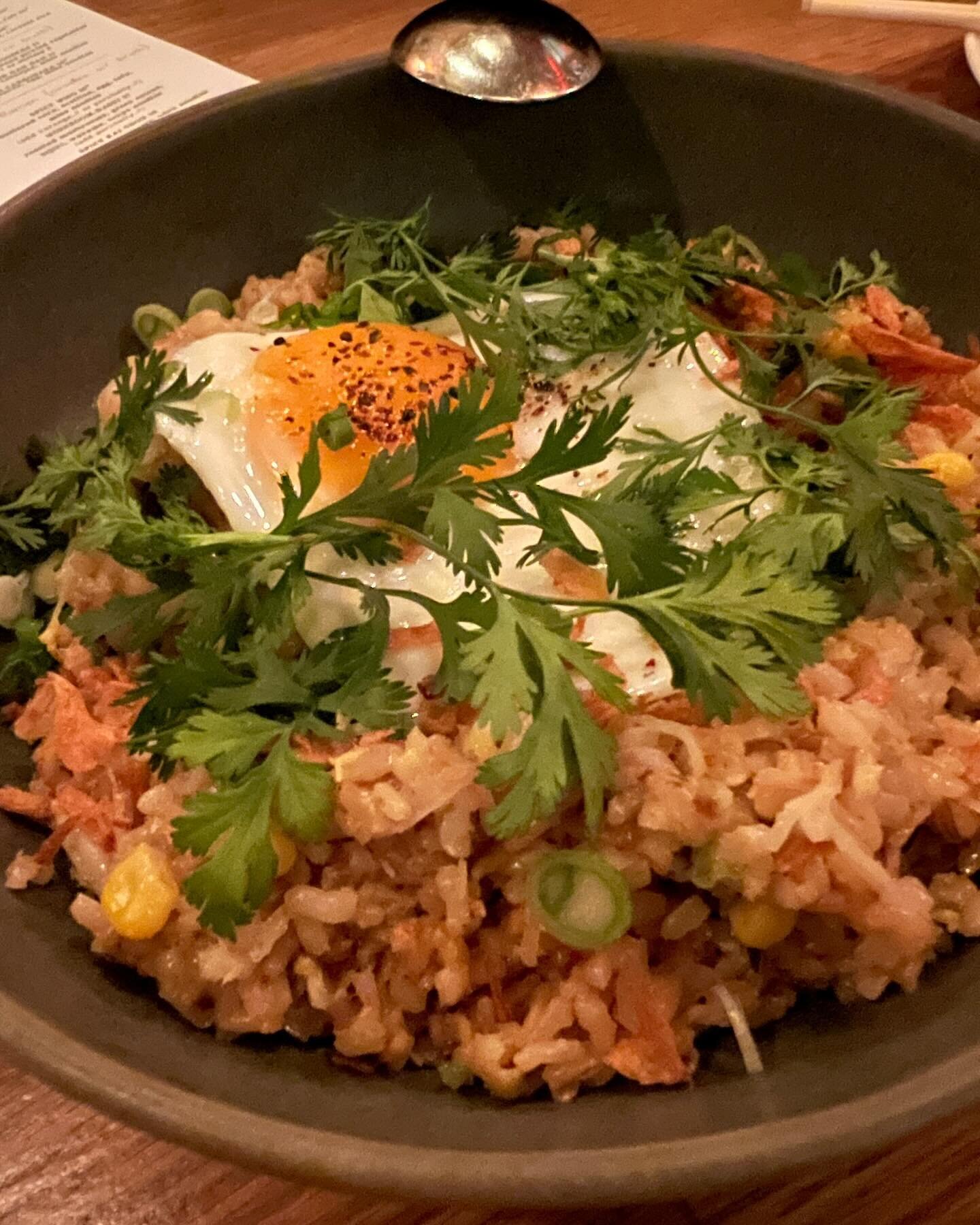 In CT and at @kawaniwestport! Japanese Izakaya with sake bombs, spicy miso ramen, sesame noodles, peeky toe crab rangoon, Kung Pao karaage chicken with peanuts, Szechuan dumplings and pictured 📸: Crab fried rice with fried egg. 

Best restaurant in 