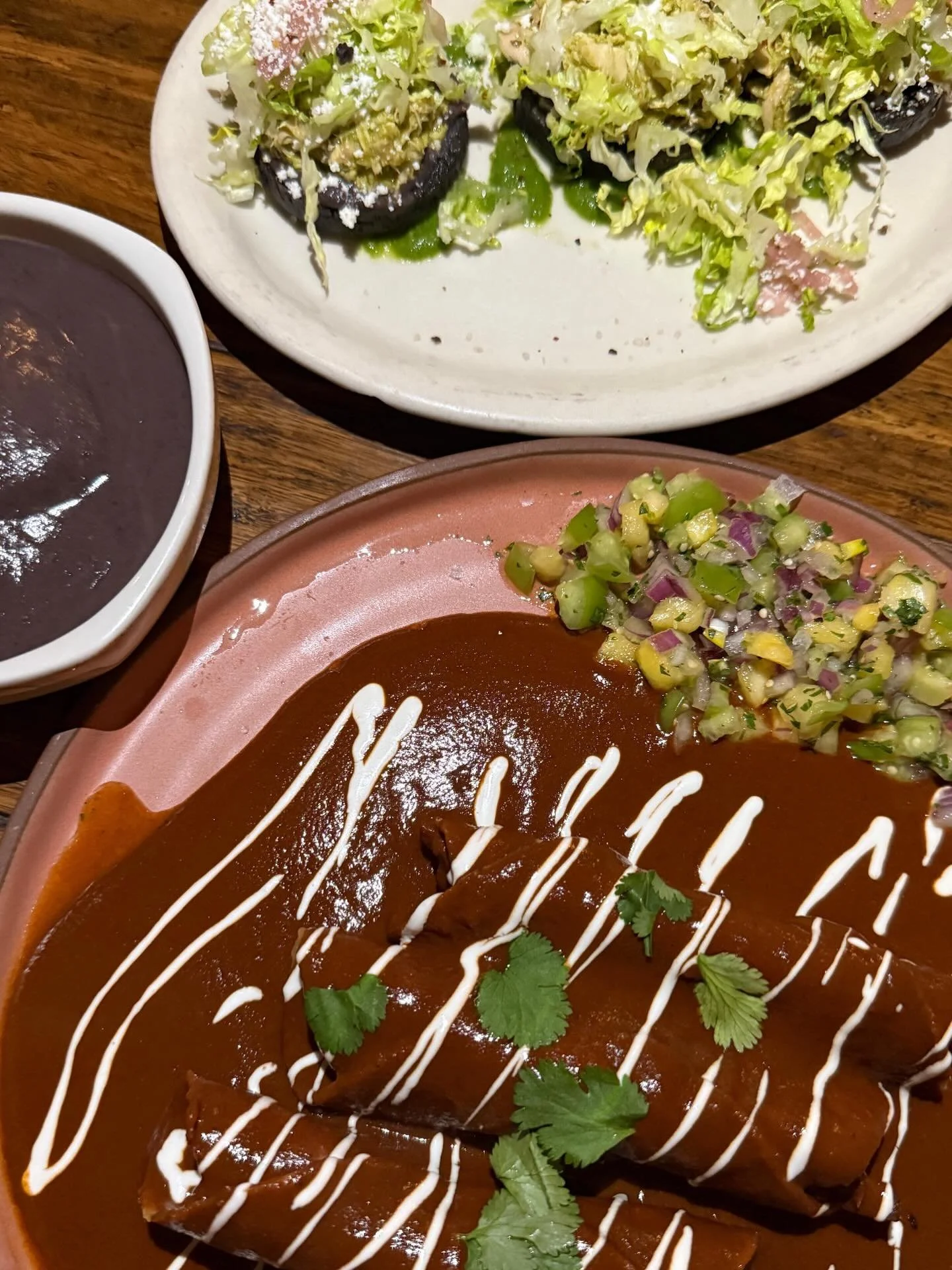 When in New Mexico, one must take every opportunity to #mole!
These coloradito mole chicken taquitos with green chile salsa were among my best bites in Santa Fe 🏜️🌵@palomarestaurant 

Also, loved the Pepita and Avocado salad.
Great food scene! 

#m