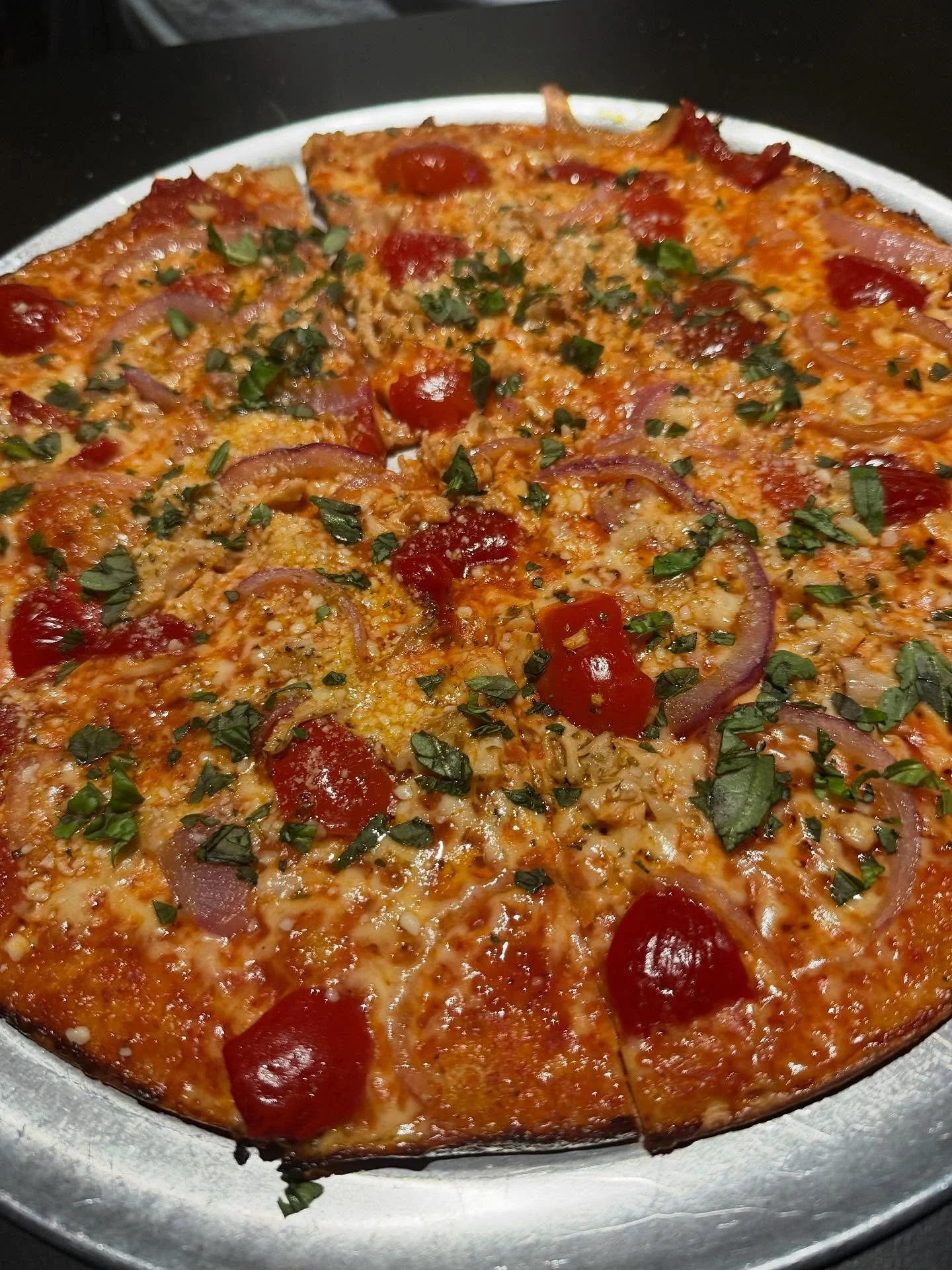 #NotMiami Clam Fra Diavalo pizza @rikospizzawestport.  El Diablo🔥 with minced clams, hot cherry peppers, tomatoes, basil, cheese and crispy tavern style pizza.
#pizza #westportct #fradiablo #fradiavolo