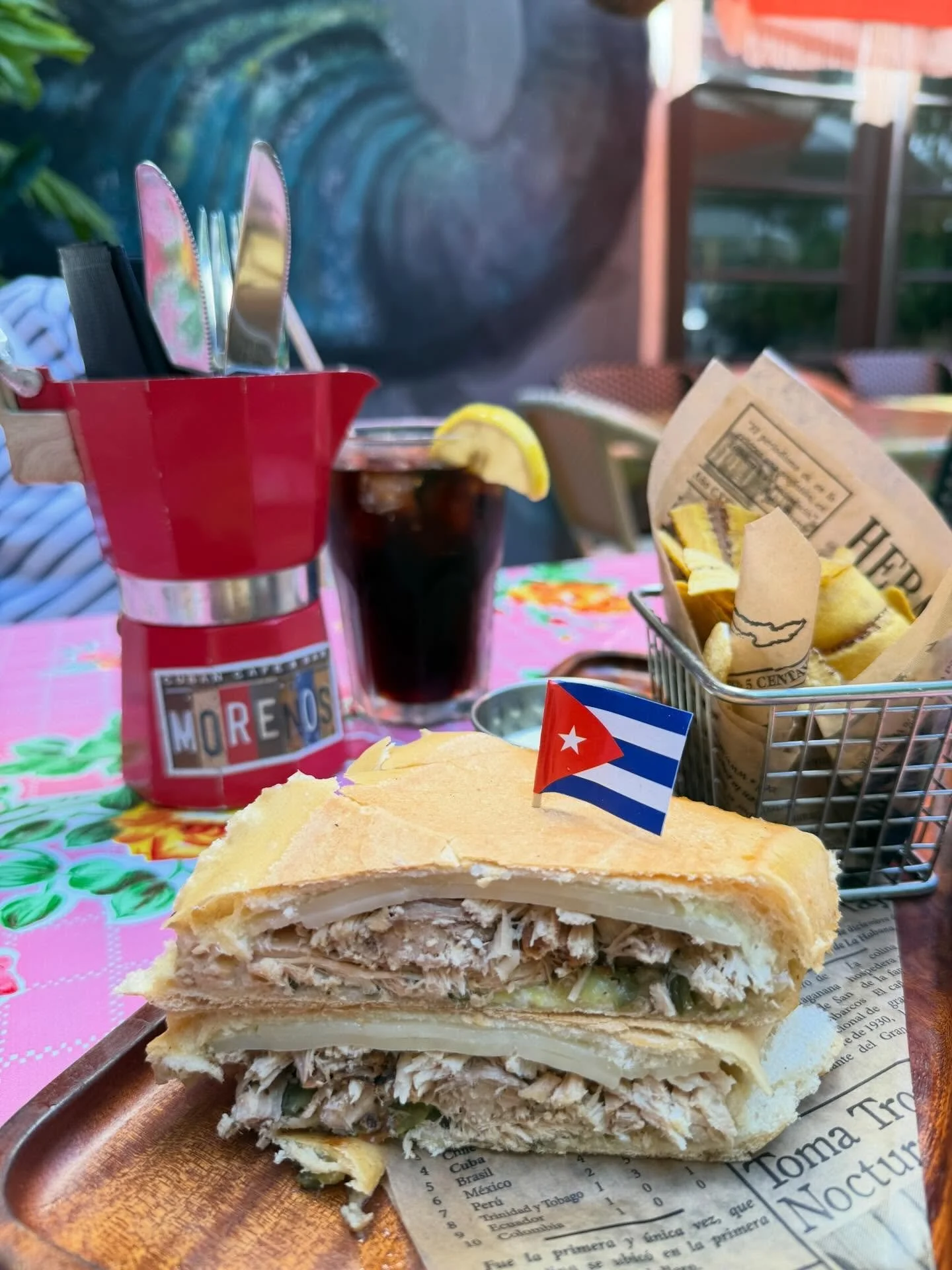 Art Basel find at @morenoscuba restaurant tucked into the @dorchester hotel 1850 Collins on Miami Beach.
Cute spot for Cuban food in a cozy, yet colorful setting.  Mojitos and more.