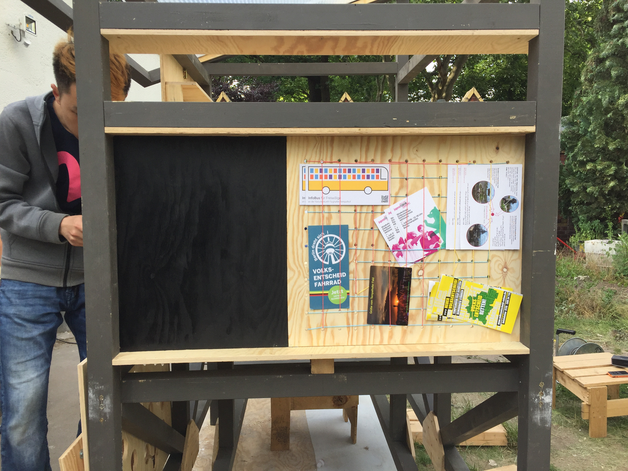 The impact Incorporating armatures to display goods and a counter to have tea, the kiosk promotes Die Gärtnerei’s garden products to the community and fosters dialogue between refugees and local residents. The kiosk takes Die Gärtnerei to the street and nearby parks, creating a space for exchange, wherever it goes.