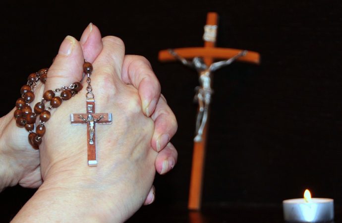 A woman prays the Rosary. (Credit: Max Pixel.)