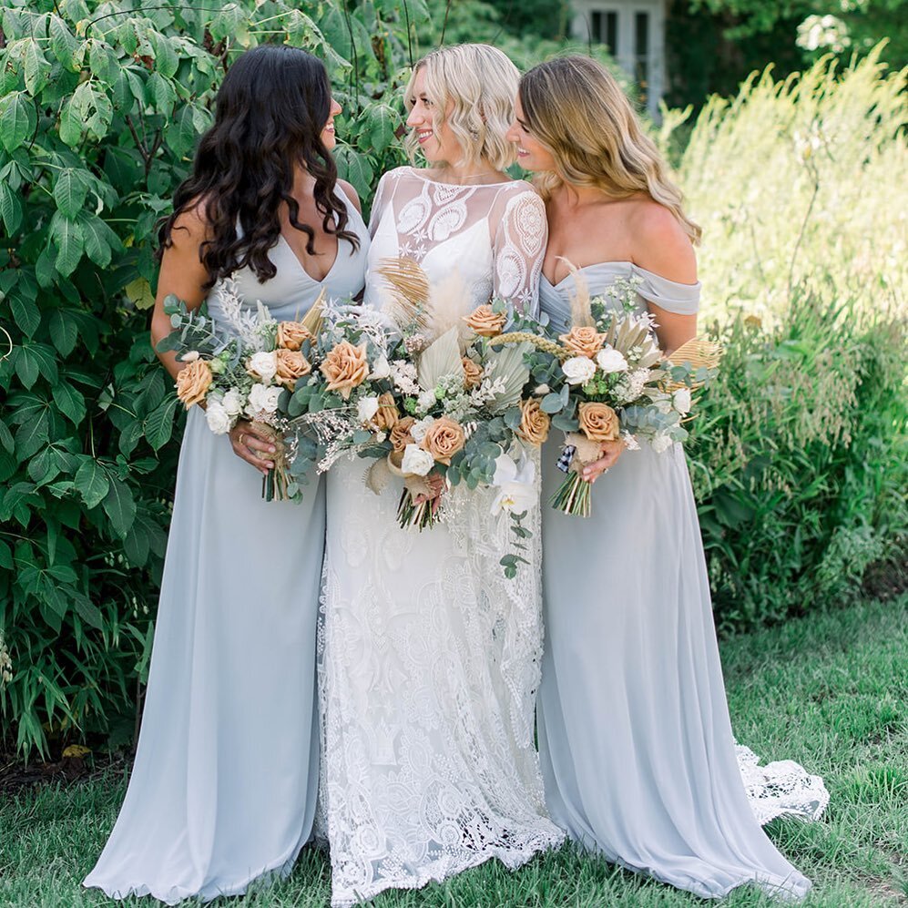 This would be my favorite if there weren&rsquo;t so many good ones!! 💗💗💗
Photo @mackenzieleighphoto 
.

#eucalyptus #weddingflowers #covidwedding #bohowedding #pampas #virginiawedding #florals #florist #designer #floraldesign #floraldesigner #flow
