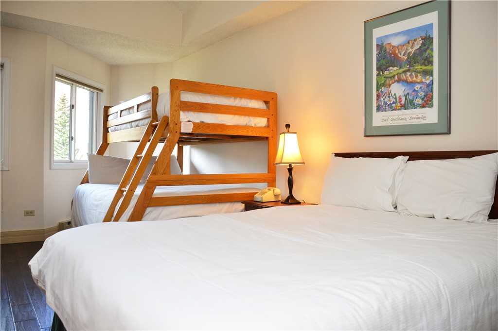 second bedroom (2).jpeg