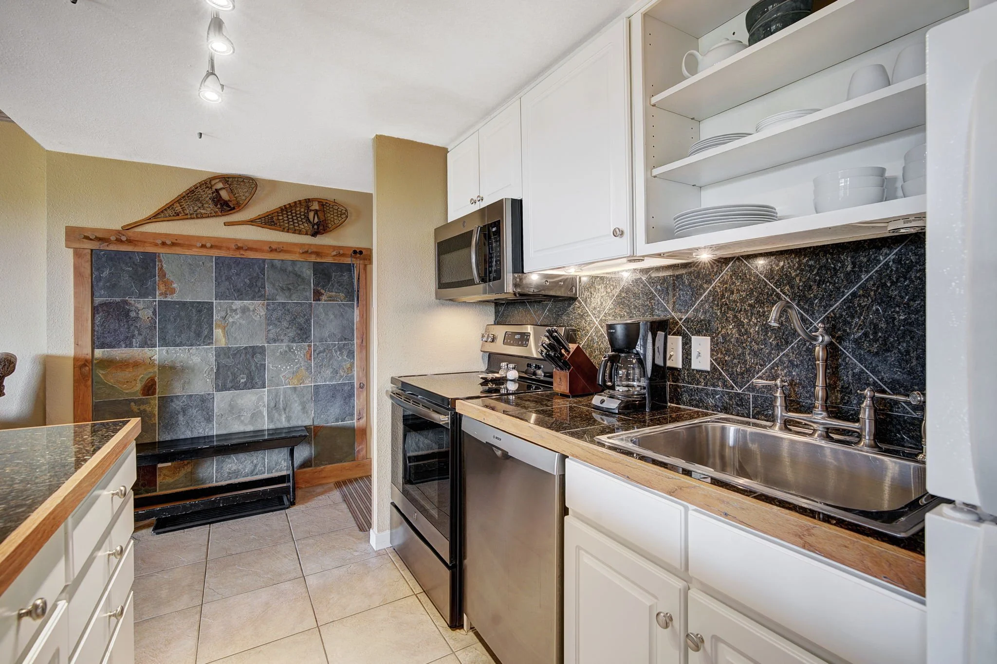 4-web-or-mls-455_VillageRd_408_004.jpg