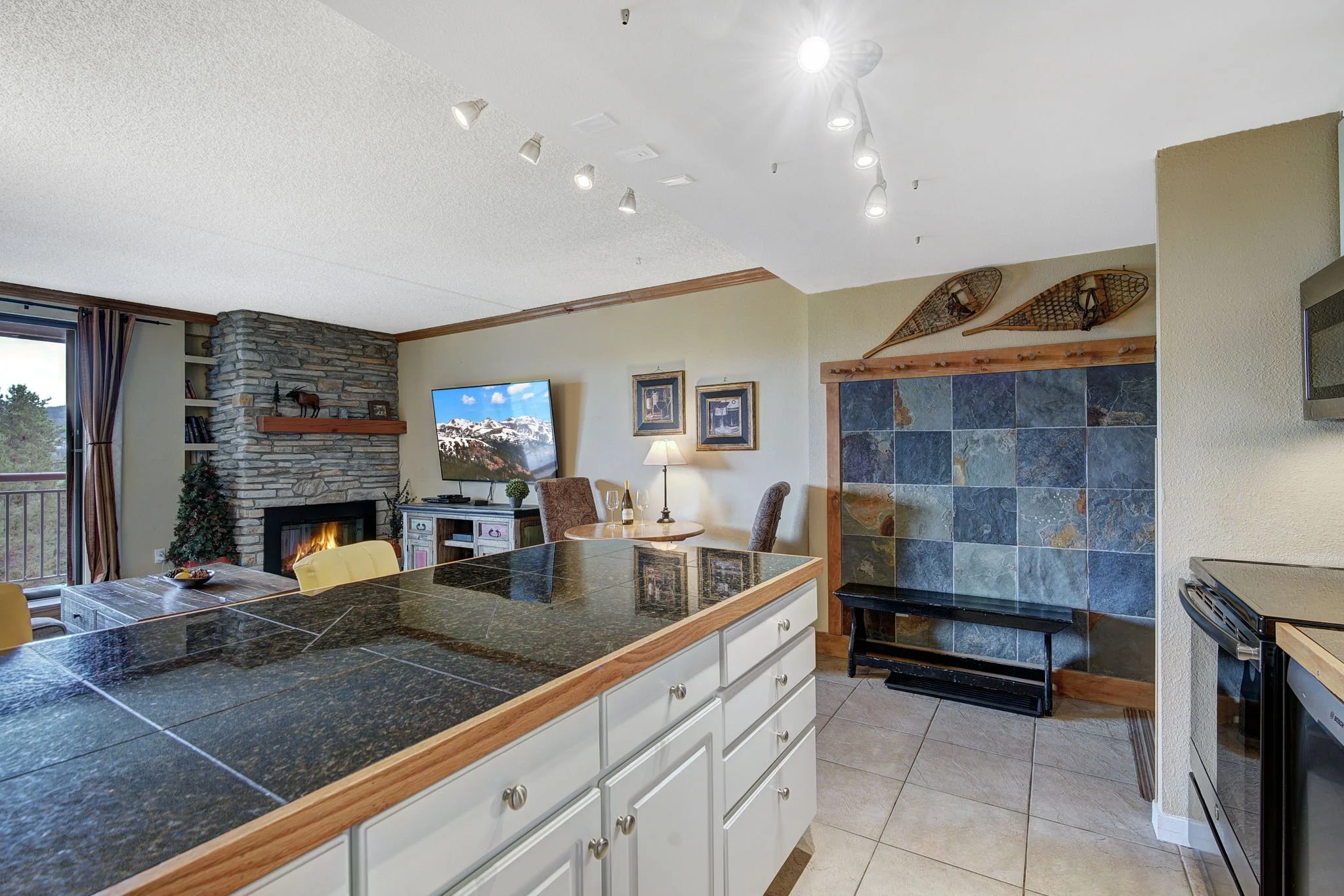 5-web-or-mls-455_VillageRd_408_005.jpg