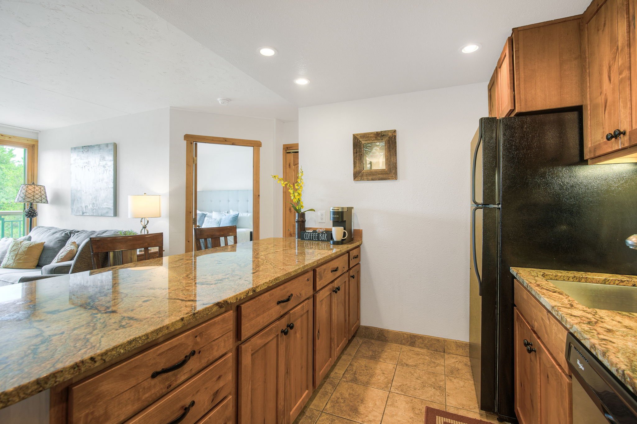 2-web-or-mls-455_VillageRd_406_002.jpg