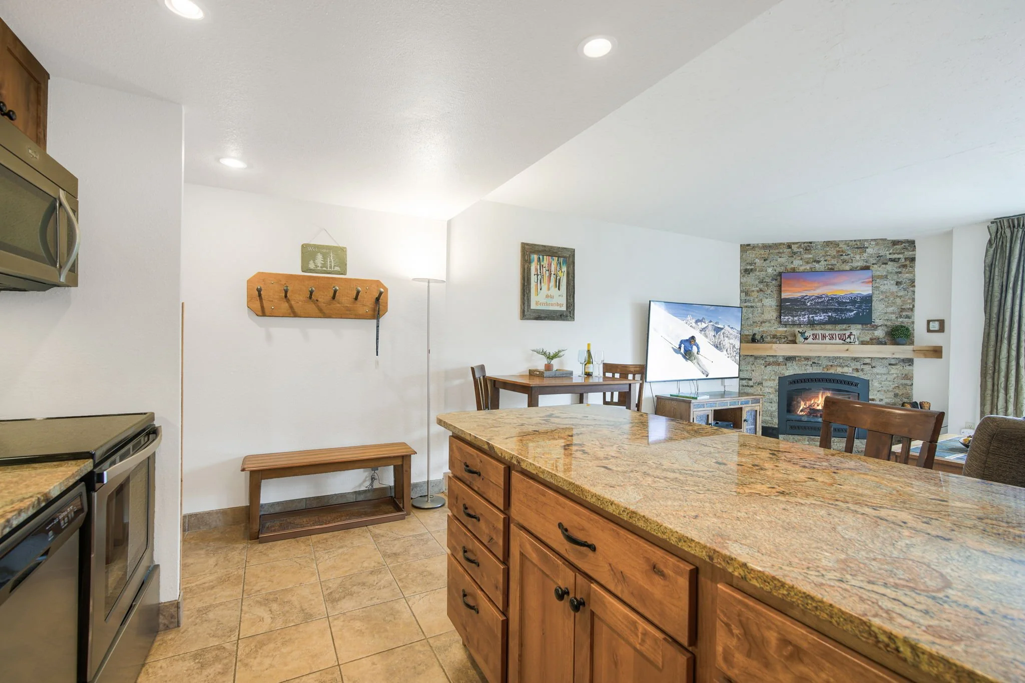 5-web-or-mls-455_VillageRd_406_005.jpg