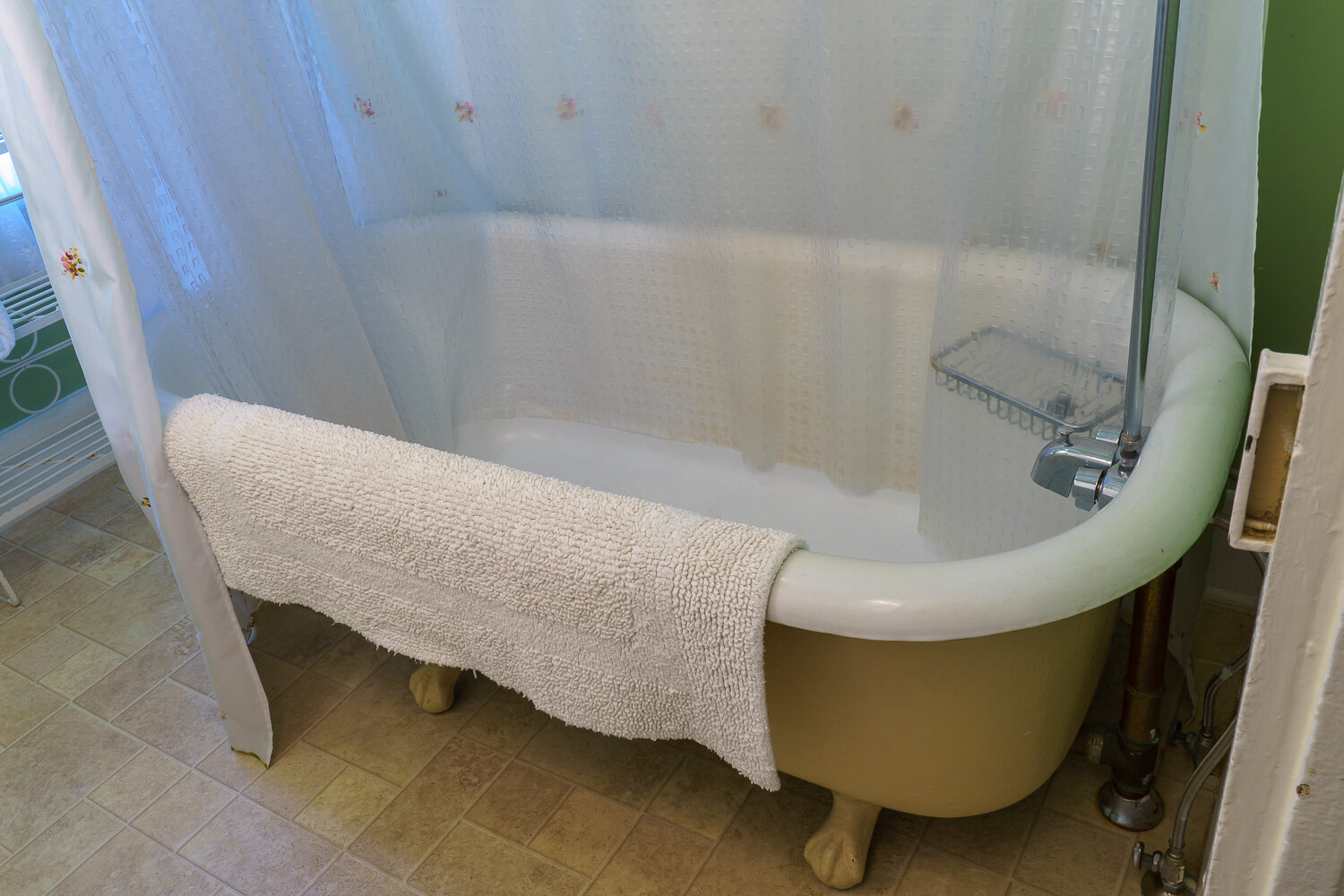  A picture of the Angelina Room tub again. 