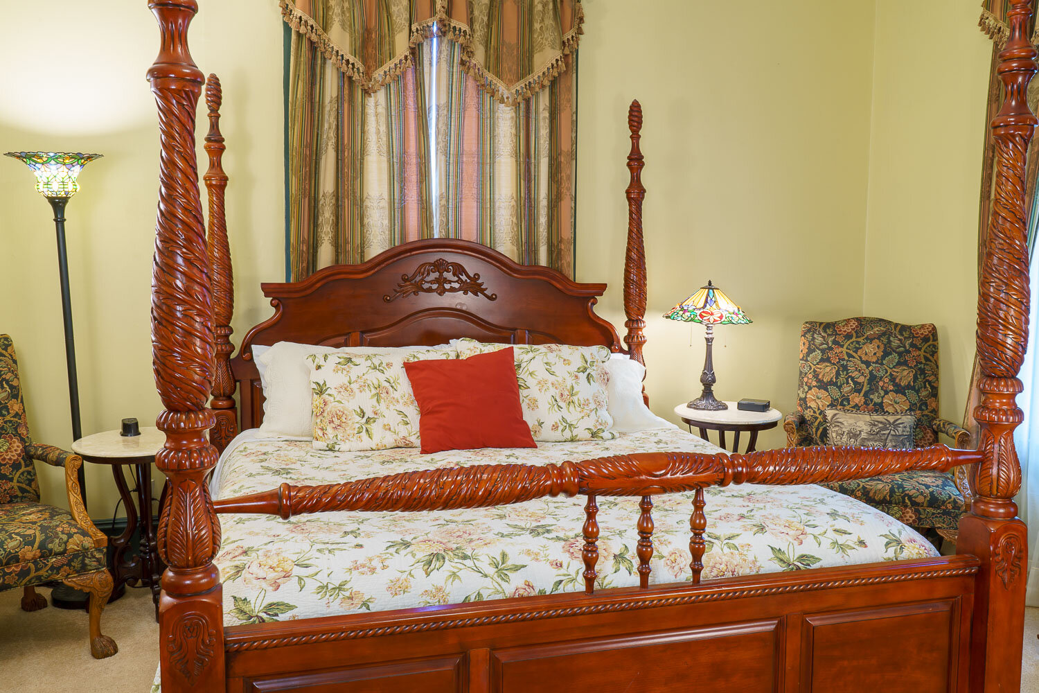  A picture of the Austin Room bed. 