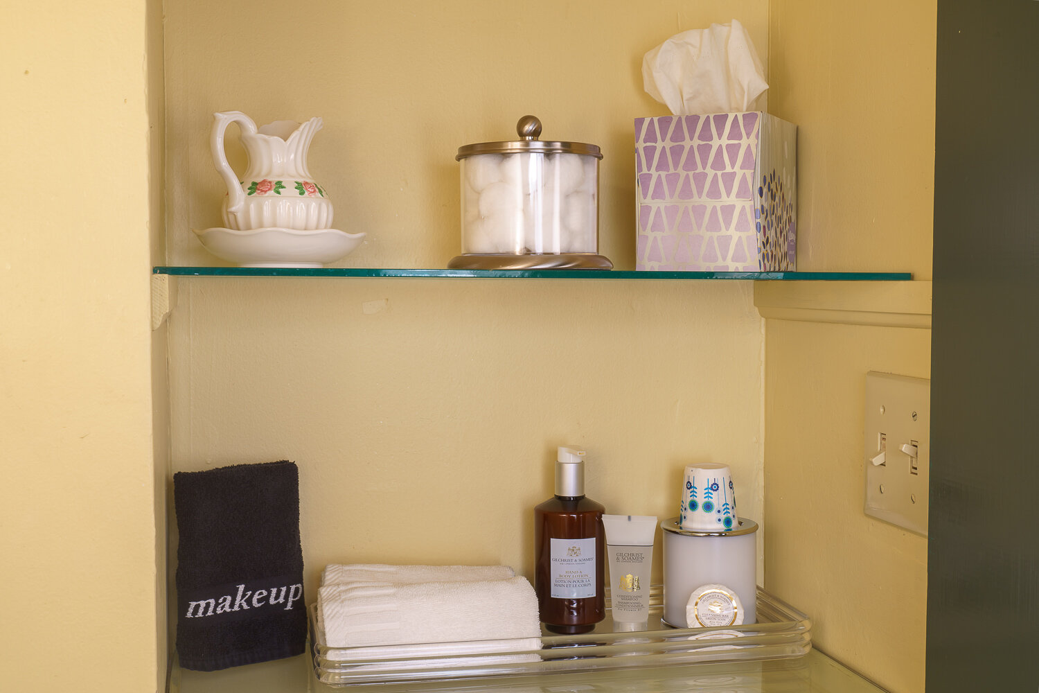  A picture of the Austin Room bath shelf. 