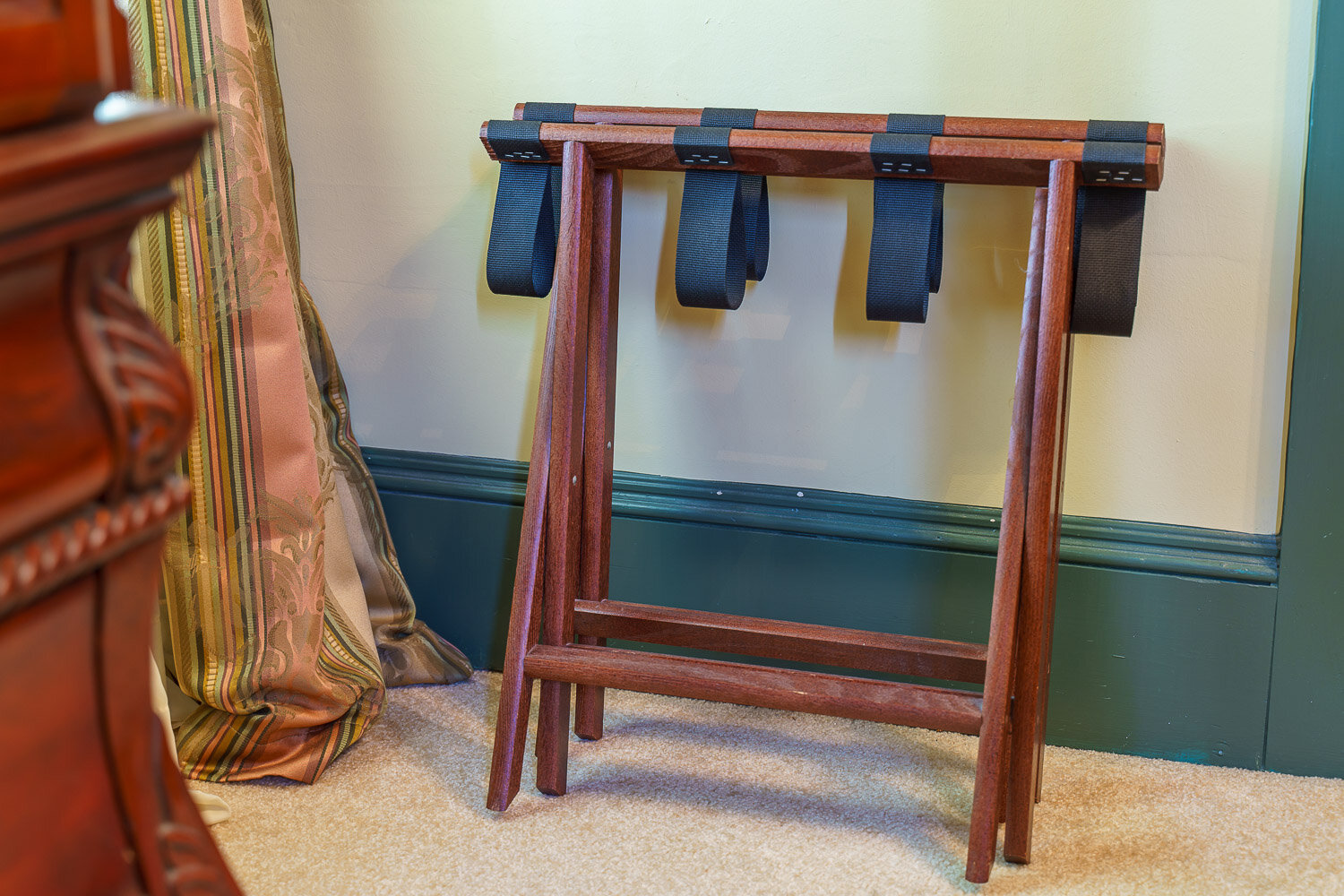 A picture of the Austin Room luggage stand. 