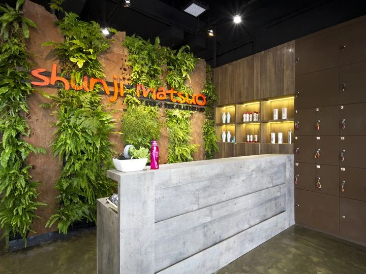 By incorporating greenery extensively into the interior decoration, it creates an atmosphere of calmness and lets the patrons experience a truly relaxing service. Considerations and provisions were also made to allow for maximum usable floor space and ease of movement for the user.