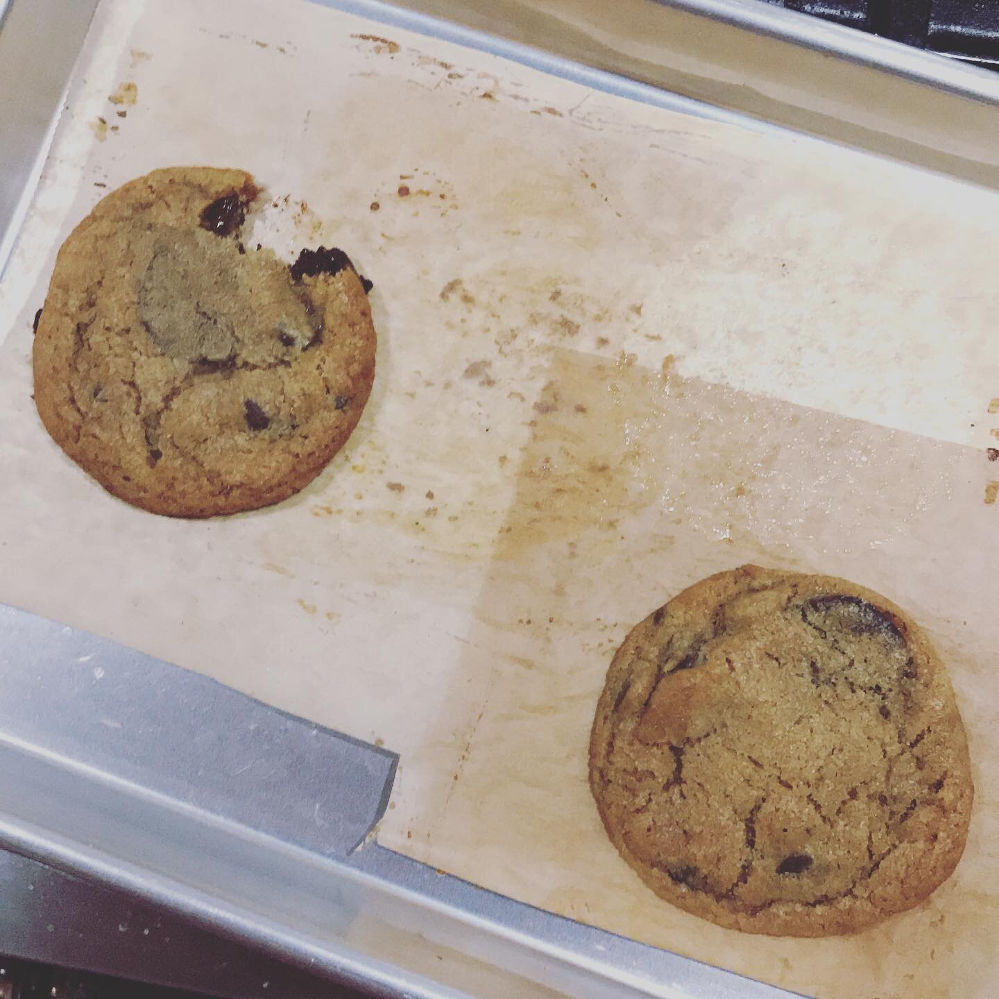 VAB inneb&auml;r ibland att leta i frysen efter kakor och hitta tv&aring; sockerbullar och tre ogr&auml;ddade chocolate chip cookies 🌟✨💫 R&aring;kar vara bland barnets favoriter (han har precis som sin mamma sv&aring;rt att v&auml;lja favoritkaka).