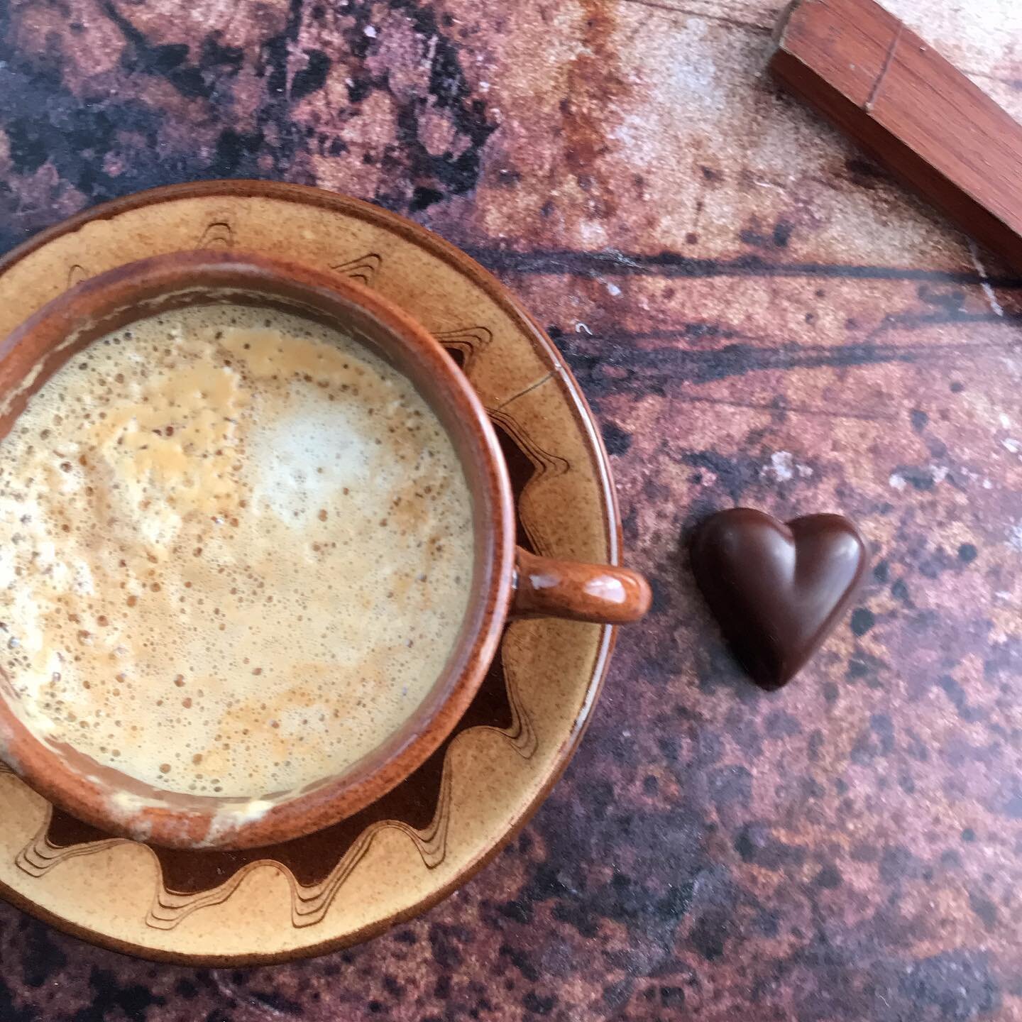 Visste ni f&ouml;rresten att jag arbetar heltid som l&auml;rare? Det blir mycket kaffe i det yrket (eller det &auml;r kanske bara jag?) men i helgen gjorde jag praliner vilket inte sitter fel en dag med mycket kaffe. Guiden f&ouml;r praliner kommer i