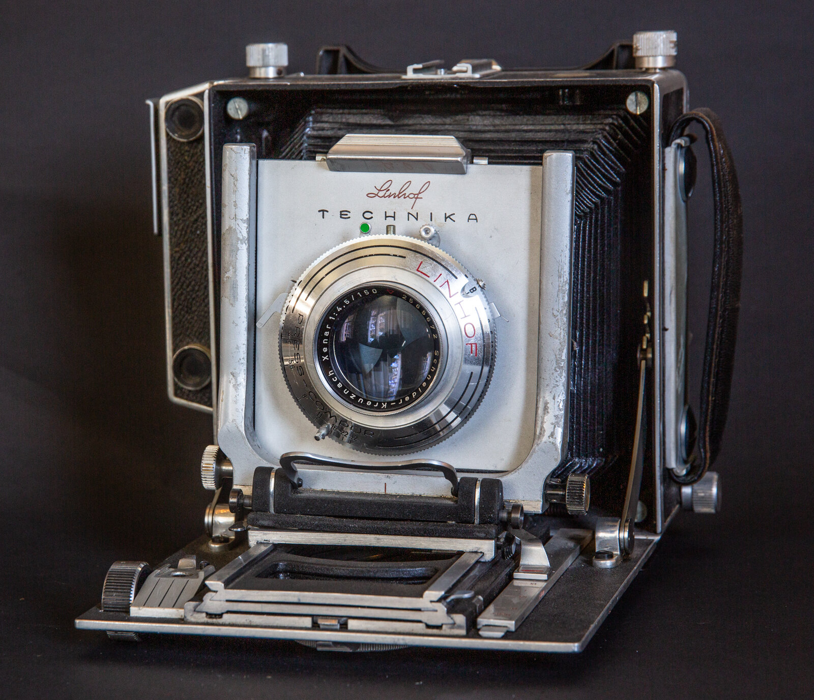 Appareil photo vintage en gros plan sur fond noir.