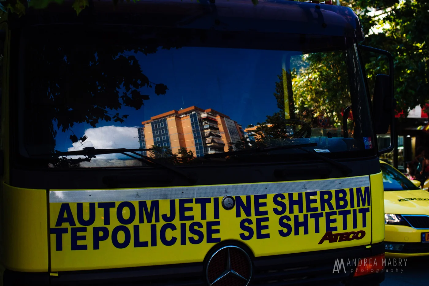 An example of Albanian language. "Vehicle in the state police service."