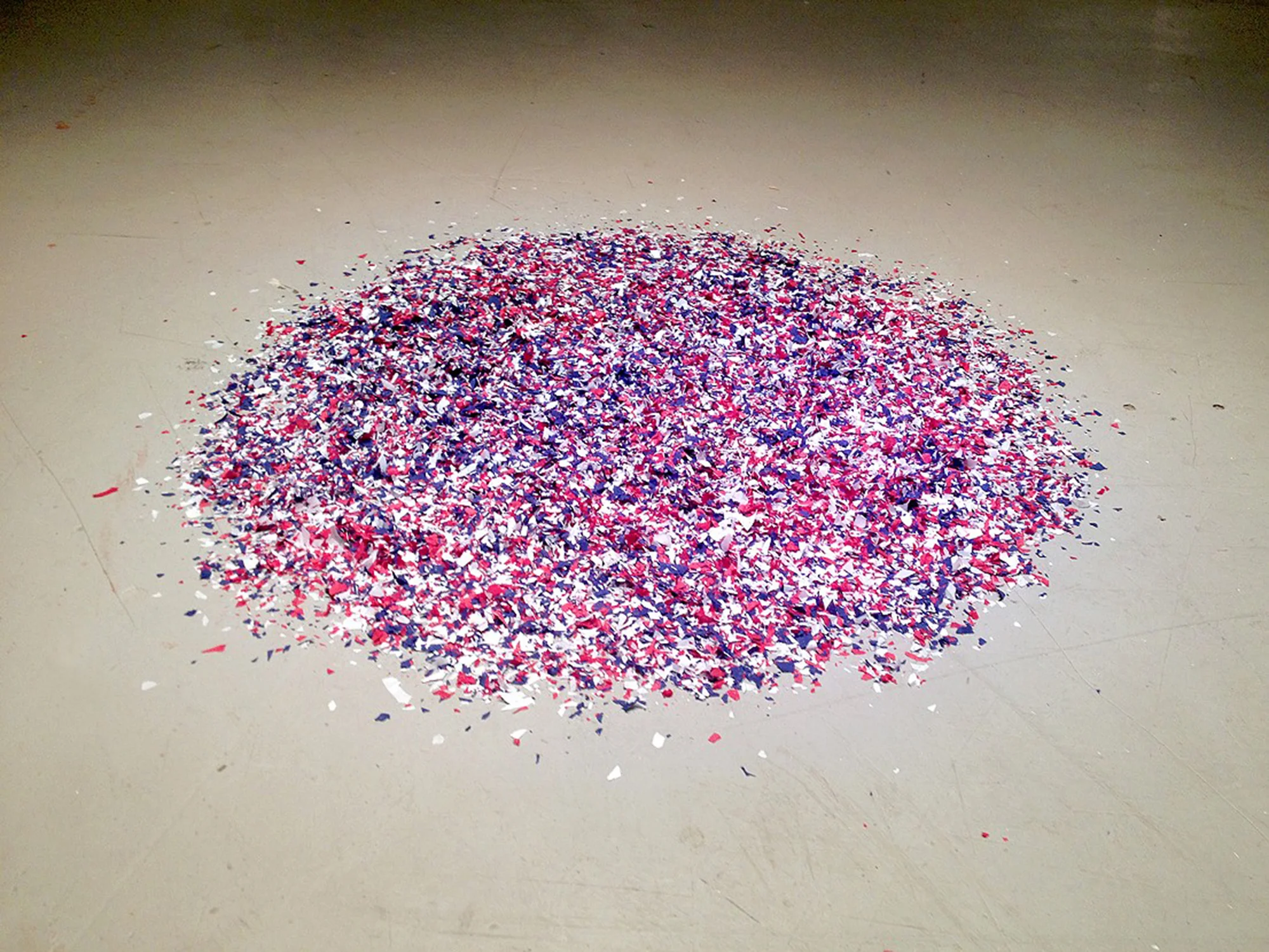Becoming Pollens Location: Mine Factory, Pittsburgh Year: 2013 Media: Powdered North and South Korean Flags Media: Powdered Flags (South Korea and North Korea) Size: 4 x 4 feet Becoming Pollens_II Location: Museo Juan Manuel Blanes, Montevideo Year: 2014 Media: Powdered ags of the colors of eight national ags; Argentia, Chile, Czech, Korea(south), Lithuania, Poland, Uruguay, and the United States. Size: Approx. 30 x 10 x 0.1 feet