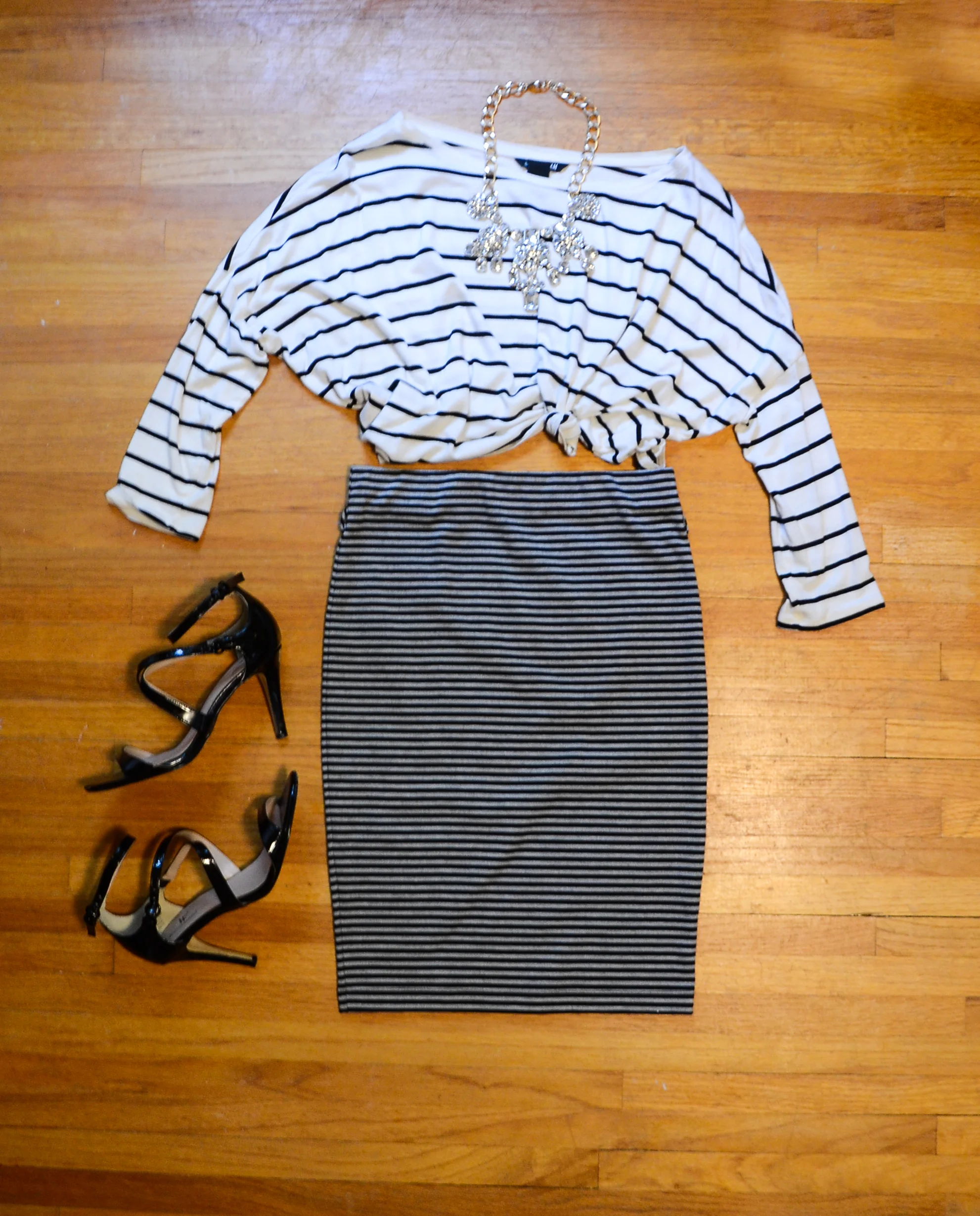 WHAT'S THIS? HORIZONTAL STRIPES ON HORIZONTAL STRIPES?? Yes, I am out of control. Look, the stripes are completely different sizes! It also helps that the skirt is grey and black. Get that full black and white color spectrum workin'!