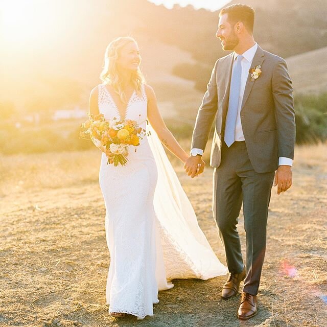 Anyone else super excited for the time change on sunday? Yay for more daylight 🙌🏻🎉 // @higueraranch @eventfulweddings @noonansdesigns @thequeensbees //