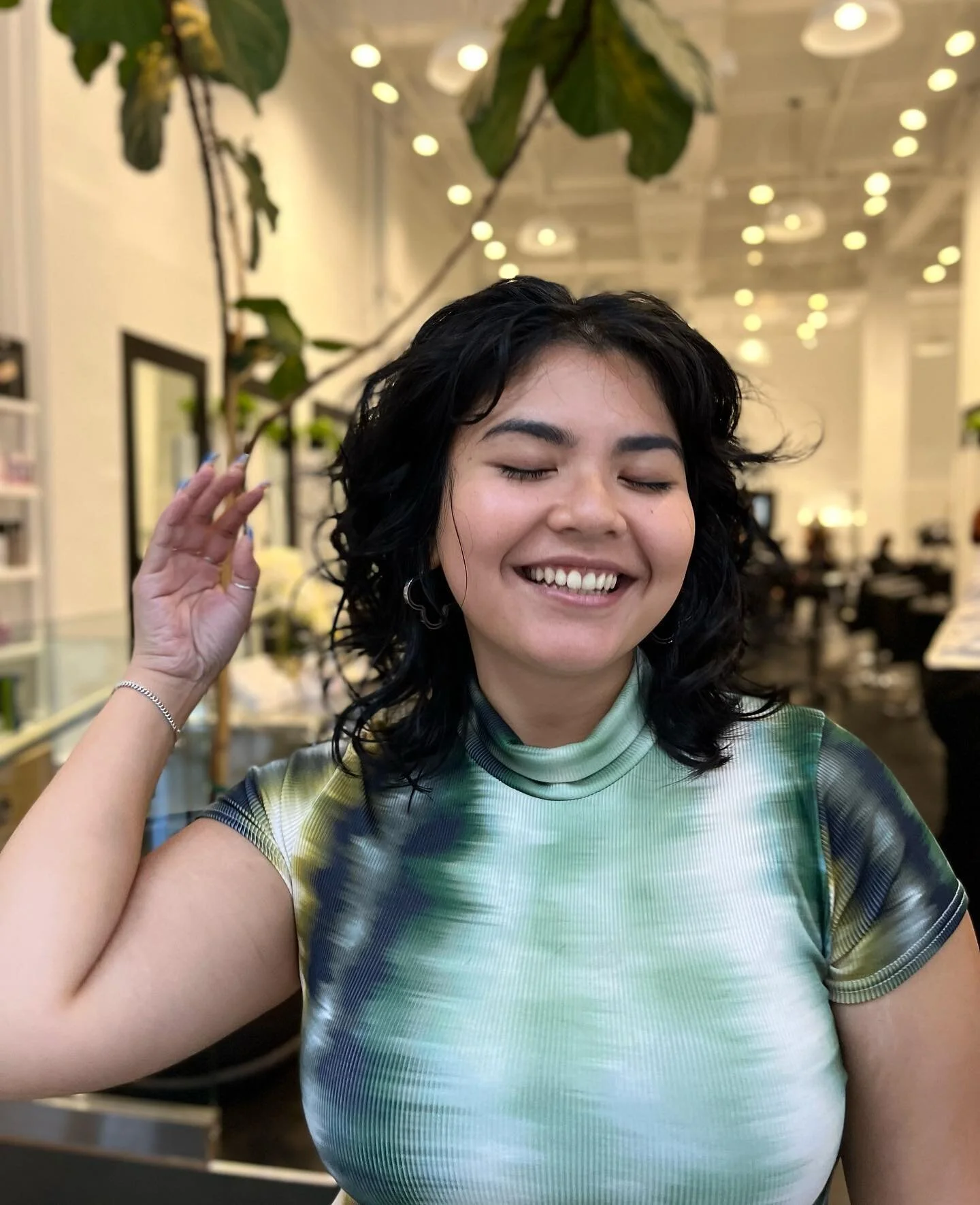I love razor cutting movement in curly and wavy hair! Amazing time with my client who struggled with movement in her hair being so flat! Here we go baby! Volume and more volume! #razor #waves #curls