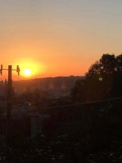 Vista de una de mis ventanas temprano en la mañana cuando estaba saliendo el sol.